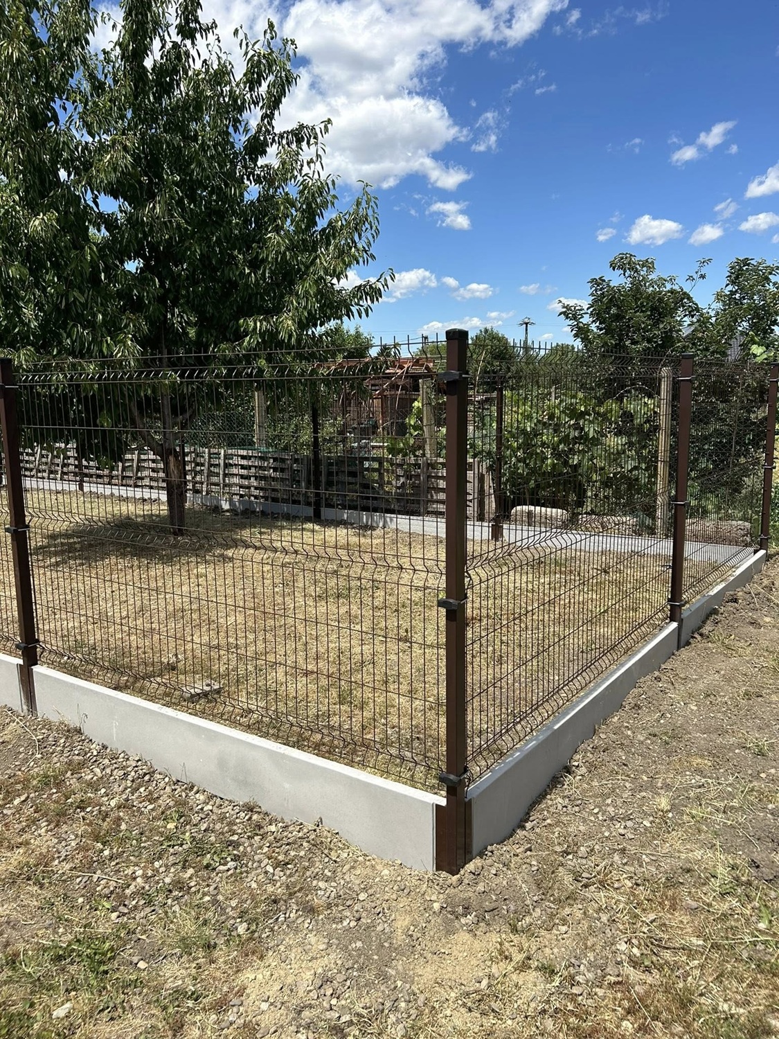 Vas oszlopok, dübelezhető talpak táblás kerítésekhez